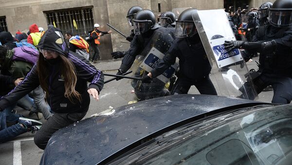 Heurts entre police et manifestants à Barcelone, le 21 décembre 2018 - Sputnik Afrique