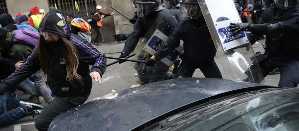 Heurts entre police et manifestants à Barcelone, le 21 décembre 2018 - Sputnik Afrique
