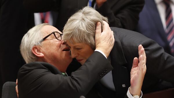Jean-Claude Juncker et Theresa May - Sputnik Afrique