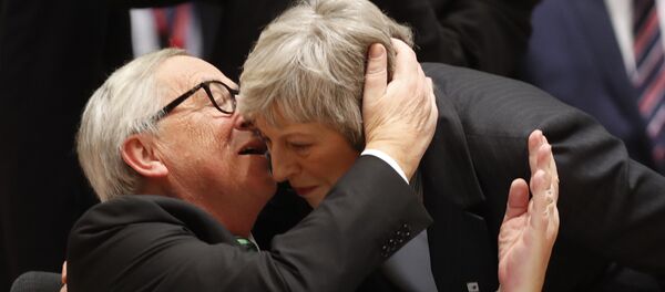 Jean-Claude Juncker et Theresa May Jean-Claude Juncker et Theresa May - Sputnik Afrique
