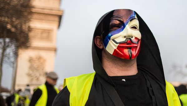 A protester takes part in a demonstration of the yellow vests movement in Paris, France. - Sputnik Afrique