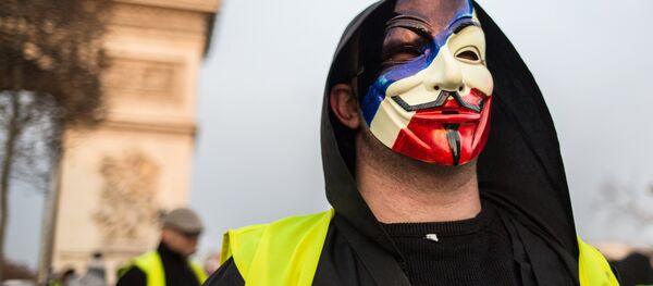 A protester takes part in a demonstration of the yellow vests movement in Paris, France. - Sputnik Afrique