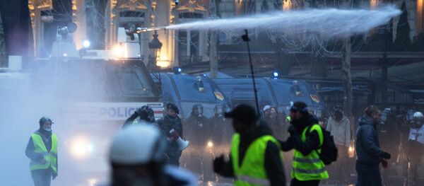 Une manifestation des gilets jaunes à Paris Une manifestation des gilets jaunes à Paris - Sputnik Afrique