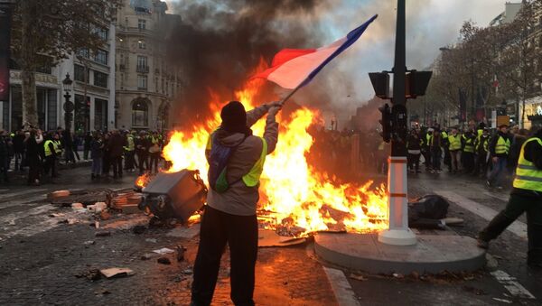 Yellow vests mass protests against the rise in fuel prices in the French capital of Paris - Sputnik Afrique