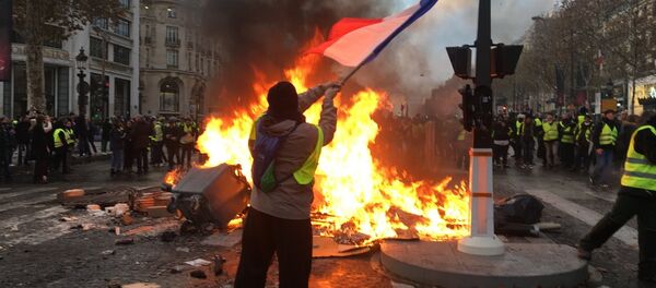 Yellow vests mass protests against the rise in fuel prices in the French capital of Paris - Sputnik Afrique