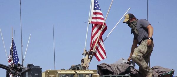 Un soldat américain debout sur un blindé en Syrie - Sputnik Afrique