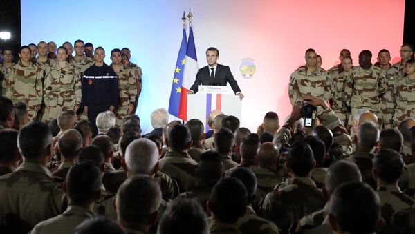 Emmanuel Macron prononce un discours devant le contingent militaire français au Tchad - Sputnik Afrique