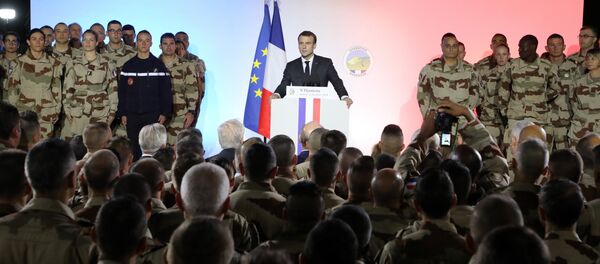 Emmanuel Macron prononce un discours devant le contingent militaire français au Tchad - Sputnik Afrique