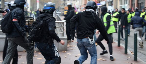 Des policiers en civil lors d'une manifestation des Gilets jaunes à Toulouse, le 15 décembre 2018 - Sputnik Afrique