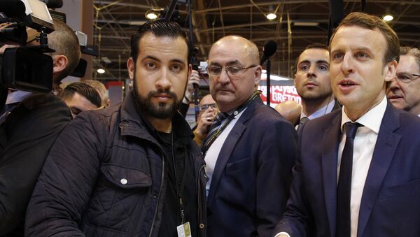 In this March 1, 2017 file picture centrist presidential candidate Emmanuel Macron, right, flanked by his bodyguard, Alexandre Benalla, left, visits the Agriculture Fair in Paris. - Sputnik Afrique