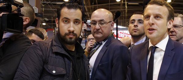 In this March 1, 2017 file picture centrist presidential candidate Emmanuel Macron, right, flanked by his bodyguard, Alexandre Benalla, left, visits the Agriculture Fair in Paris. - Sputnik Afrique