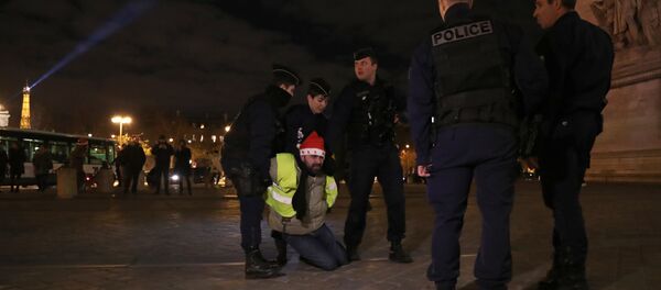 un Gilet jaune près de l’Arc de Triomphe - Sputnik Afrique