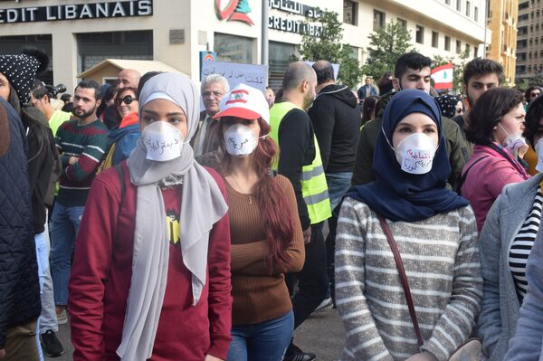 Des jeunes filles voilées ont mis des masques blancs où on pouvait lire: «démocratie, liberté, transparence» - Sputnik Afrique