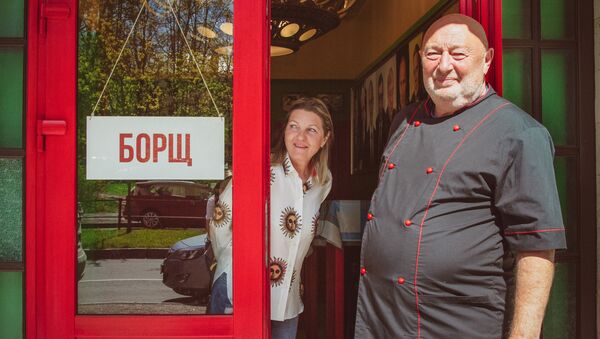 Le restaurateur Serguei Gutzeit au seuil de son restaurant Bortsch - Sputnik Afrique