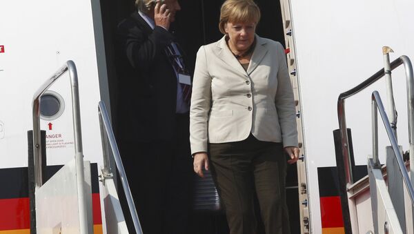 Merkel steigt aus einem Flieger aus  - Sputnik Afrique