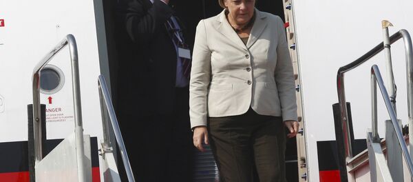 Merkel steigt aus einem Flieger aus  - Sputnik Afrique