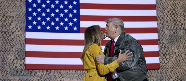 President Donald Trump kisses first lady Melania Trump during a hanger rally at Al Asad Air Base, Iraq, Wednesday, Dec. 26, 2018 President Donald Trump kisses first lady Melania Trump during a hanger rally at Al Asad Air Base, Iraq, Wednesday, Dec. 26, 2018 - Sputnik Afrique