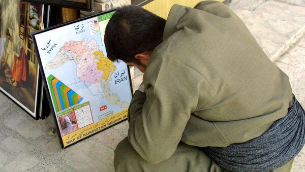 Un Kurde irakien devant une carte (Image d'illustration) - Sputnik Afrique