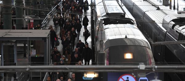 Passengers walk on the platform at Gare de Lyon train station in Paris on April 4, 2018 - Sputnik Afrique
