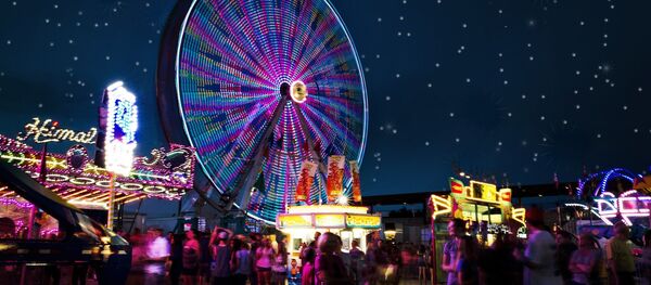 Карнавальные аттракционы, ночь - Sputnik Afrique