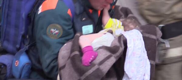 un bébé retrouvé vivant un jour après l’explosion de gaz à Magnitogorsk - Sputnik Afrique