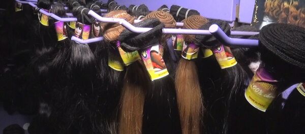 Une vue intérieure d’une boutique de vente de mèches et extensions naturelles au Cameroun. - Sputnik Afrique