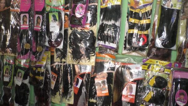 Une vue interne de la boutique de vente de cheveux naturels de Niska au marché central de Yaoundé. Une vue interne de la boutique de vente de cheveux naturels de Niska au marché central de Yaoundé. - Sputnik Afrique