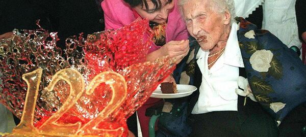 Jeanne Calment, Arlesienne et doyenne de l'humanité, qui fête son 122e anniversaire déguste du gâteau au chocolat que lui offre sa curatrice Marie Pierre Maraini - Sputnik Afrique