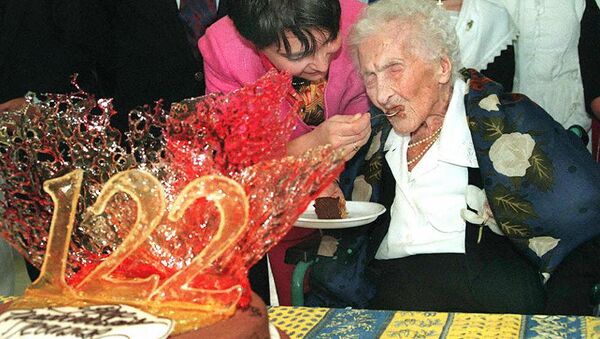 Jeanne Calment, Arlesienne et doyenne de l'humanité, qui fête son 122e anniversaire déguste du gâteau au chocolat que lui offre sa curatrice Marie Pierre Maraini - Sputnik Afrique