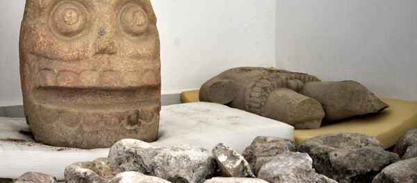 un statue en pierre du dieu Xipe Totec - Sputnik Afrique