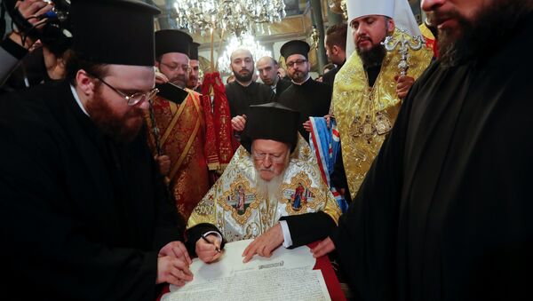 Le patriarche de Constantinople Bartholomée signe le tomos d'autocéphalie de l'Église ukrainienne - Sputnik Afrique