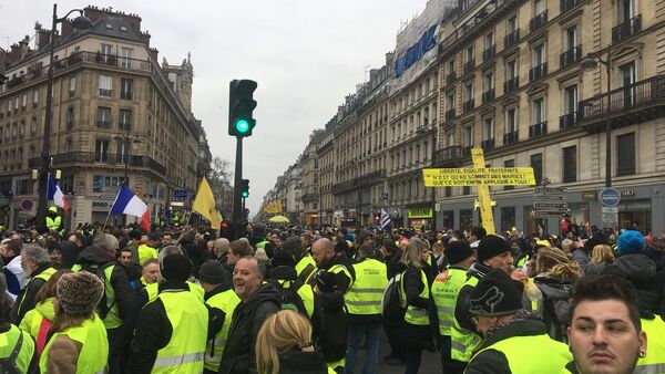 Les Gilets jaunes sont rassemblés à Paris pour l’acte 8 de leur mobilisation, le 5 janvier - Sputnik Afrique