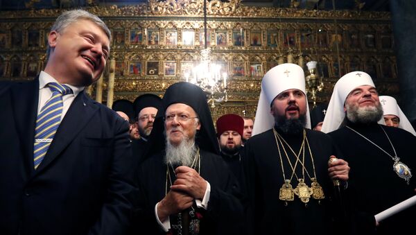 Le Président ukrainien et le patriarche Bartholomée  lors de la cérémonie de signature du tomos accordant l’autocéphalie à l’Église orthodoxe d’Ukraine - Sputnik Afrique