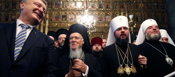 Le Président ukrainien et le patriarche Bartholomée  lors de la cérémonie de signature du tomos accordant l’autocéphalie à l’Église orthodoxe d’Ukraine - Sputnik Afrique