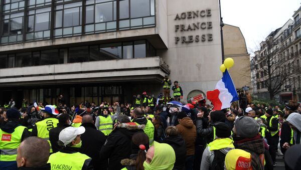 Gilets jaunes devant le siège de l'AFP à Paris - Sputnik Afrique