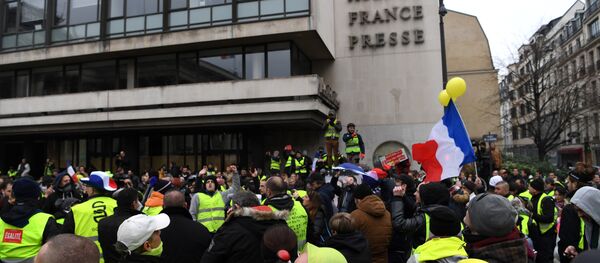 Gilets jaunes devant le siège de l'AFP à Paris - Sputnik Afrique
