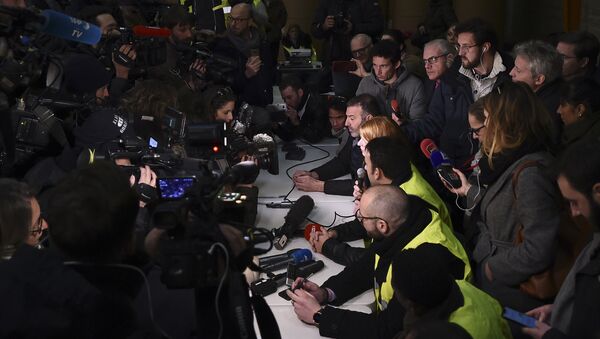 Representatives of the yellow vest gilets jaunes movement give a press conference at the headquarters of the daily newspaper La Provence on January 5, 2019 in Marseille, - Sputnik Afrique