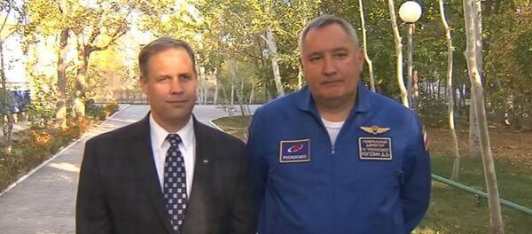 L'administrateur de la NASA Jim Bridenstine et le directeur général de Roscosmos Dmitri Rogozineà Baïkonour - Sputnik Afrique