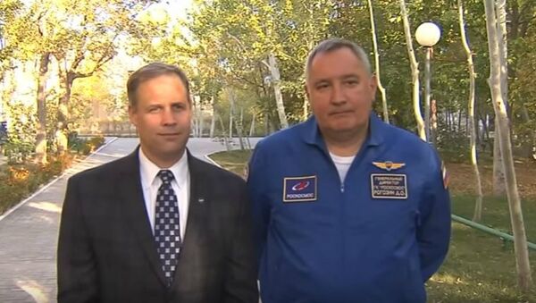 L'administrateur de la NASA Jim Bridenstine et le directeur général de Roscosmos Dmitri Rogozineà Baïkonour - Sputnik Afrique