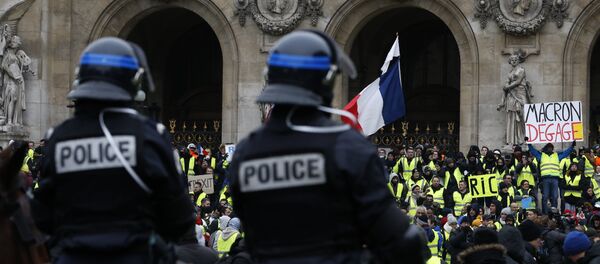 La police devant les Gilets jaunes sur la place de l'Opéra (15 décembre 2018) - Sputnik Afrique