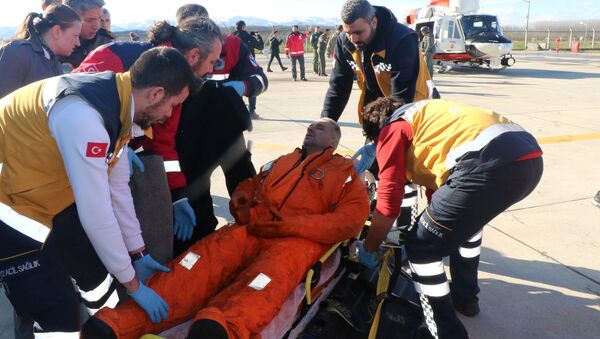 Les médecins soignent un marin du cargo Volgo-Balt-214 à Samsun, en Turquie - Sputnik Afrique