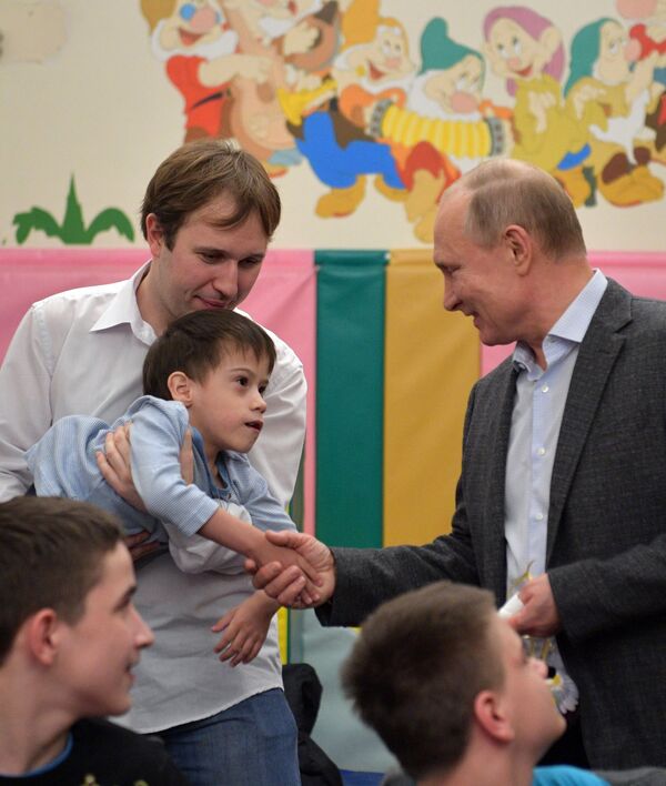 Vladímir Poutine visite un hôpital pour enfants atteints du cancer à Saint-Pétersbourg Vladímir Poutine visite un hôpital pour enfants atteints du cancer à Saint-Pétersbourg - Sputnik Afrique