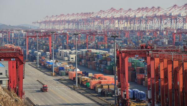 Des conteneurs au port chinois de Yangshan à Shanghaï (archive photo) - Sputnik Afrique