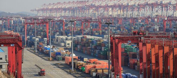 Des conteneurs au port chinois de Yangshan à Shanghaï (archive photo) - Sputnik Afrique