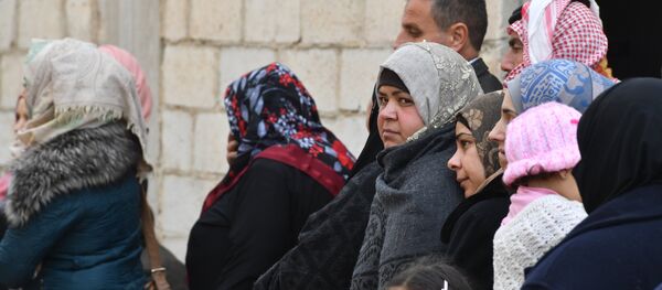 Des Syriens ayant emprunté le couloir humanitaire dans le gouvernorat d'Idlib - Sputnik Afrique