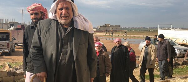Des Syriens ayant emprunté le couloir humanitaire dans le gouvernorat d'Idlib - Sputnik Afrique