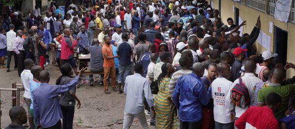 Hundreds of Congolese voters who have been waiting at the St. Raphael school in the Limete district of Kinshasa Sunday Dec. 30, 2018, storm the polling stations after the voters listings were finally posted five hours after the official start of voting. Forty million voters are registered for a presidential race plagued by years of delay and persistent rumors of lack of preparation. (AP Photo/Jerome Delay) - Sputnik Afrique