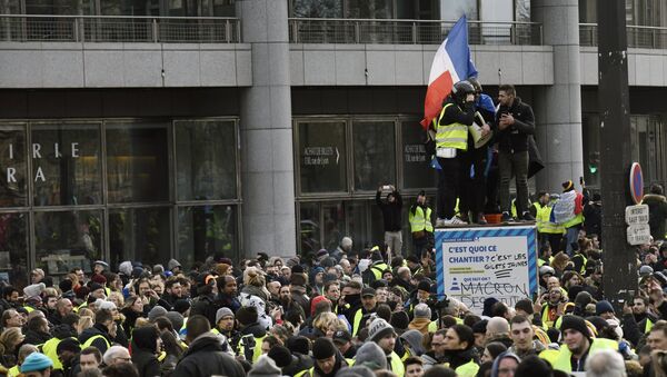 Ministère de l'Intérieur: 32.000 Gilets jaunes manifestent en France dont 8.000 à Paris - Sputnik Afrique