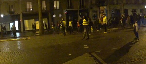 Lacrymogènes, des Gilets jaunes courant: la situation dégénère boulevard Haussmann à Paris, le 12 janvier - Sputnik Afrique