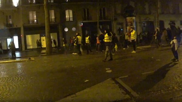 Lacrymogènes, des Gilets jaunes courant: la situation dégénère boulevard Haussmann à Paris, le 12 janvier - Sputnik Afrique
